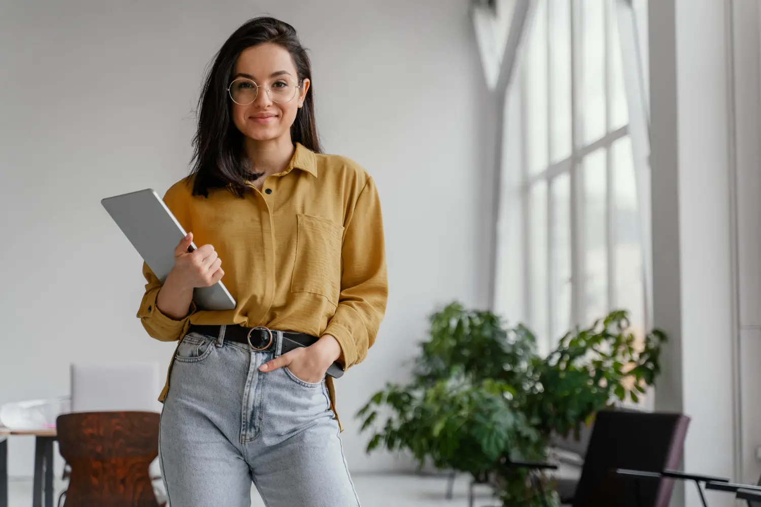 Mulher com tablet na mão fazendo a gestão de ativos na empresa