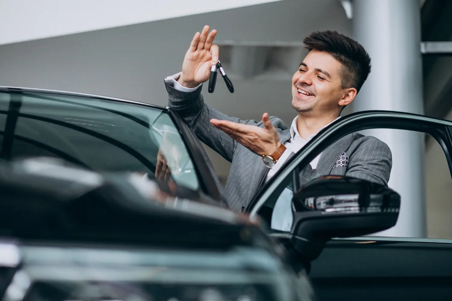 Homem feliz após entender a melhor forma de comprar um carro usado