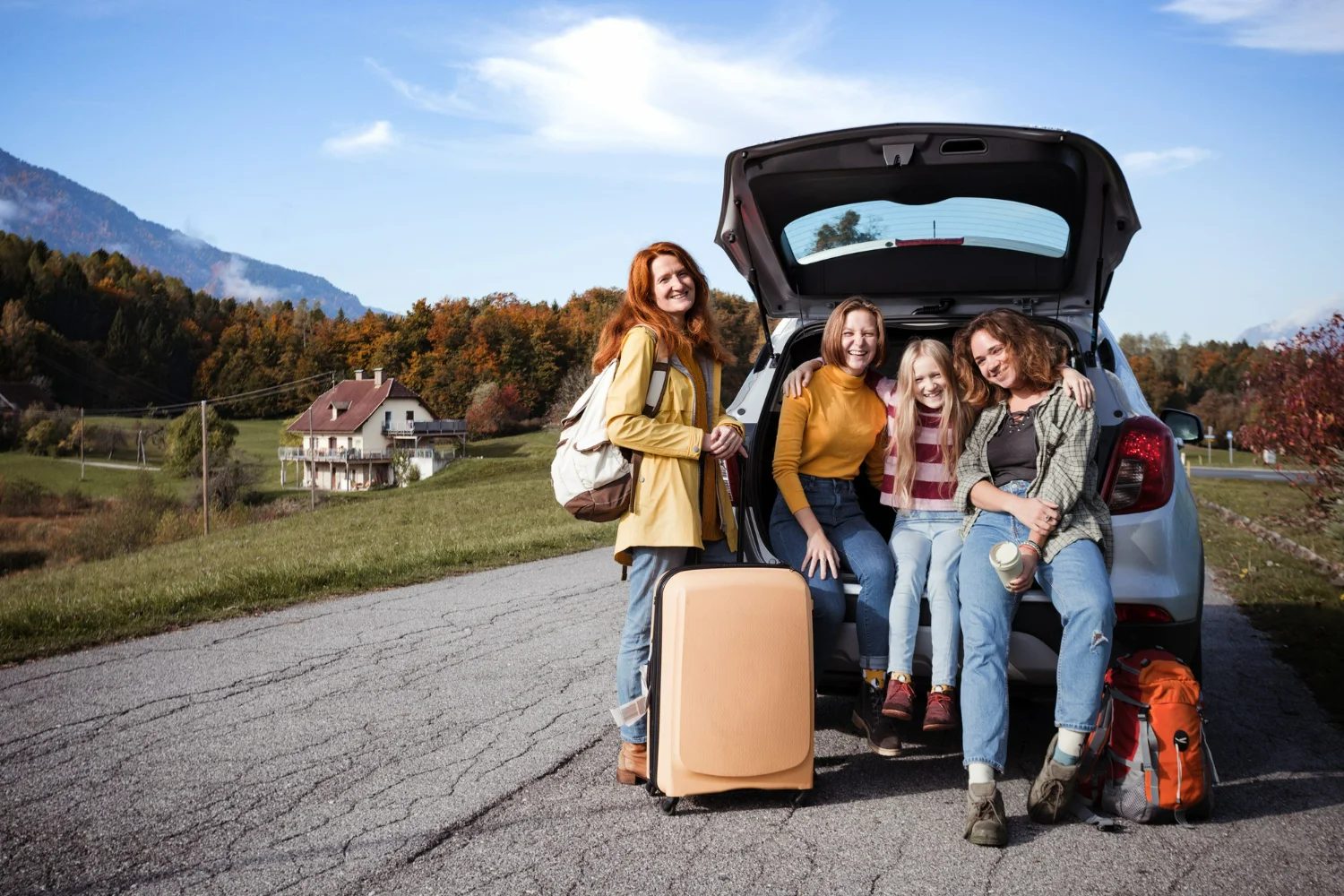 Família viajando de carro após conhecer os melhores carros econômicos para viagens longas