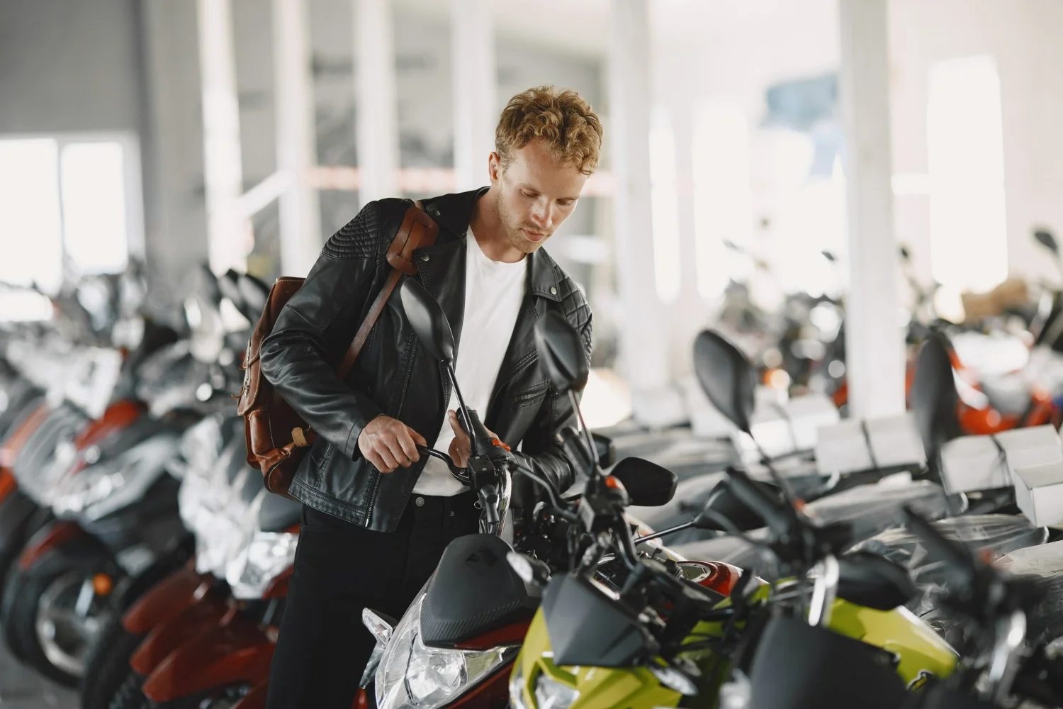 Homem tentando descobrir qual a melhor moto para iniciantes