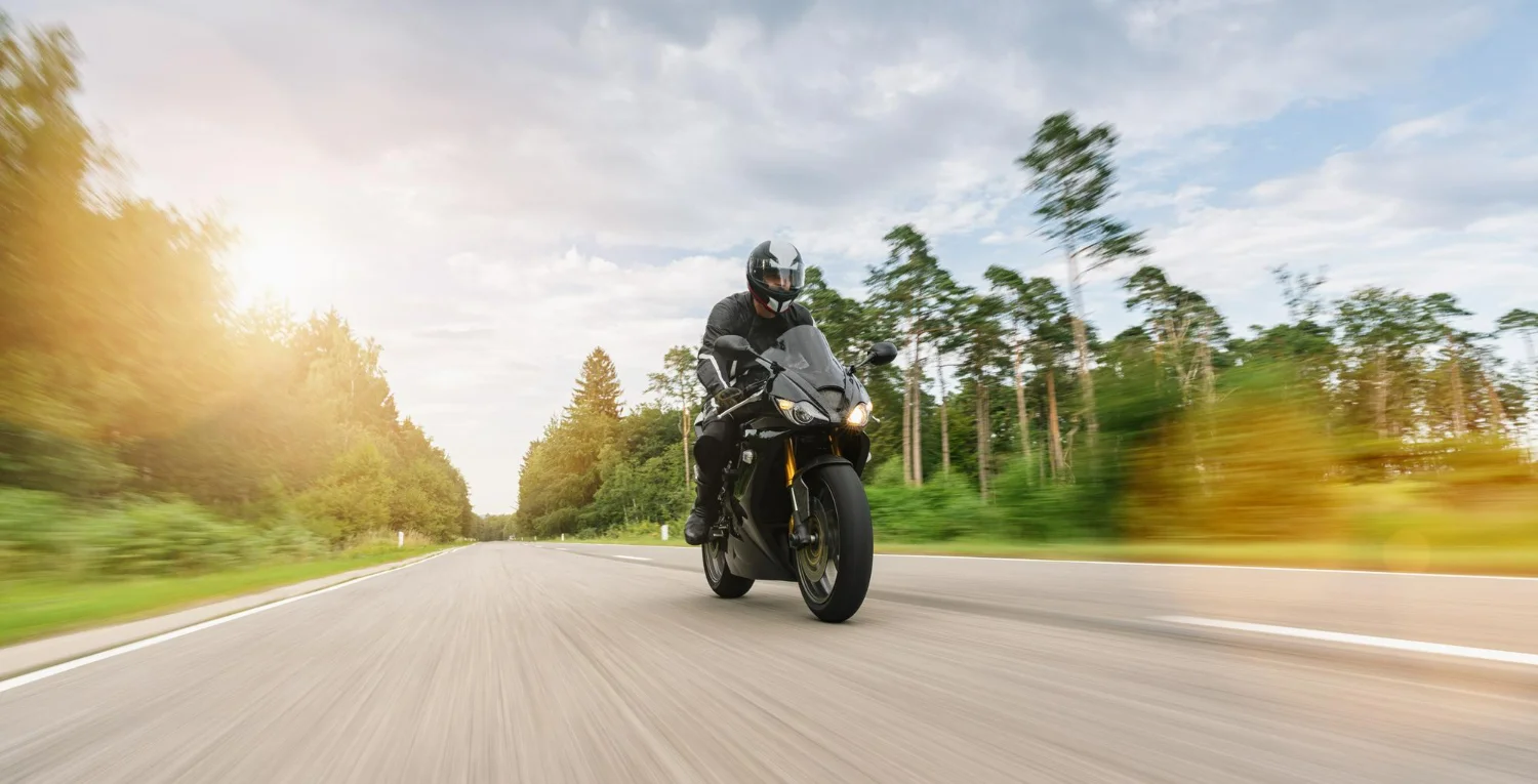 Motociclista pilotando moto de leilão na estrada para representar que moto de leilão pode rodar desde que regularizada