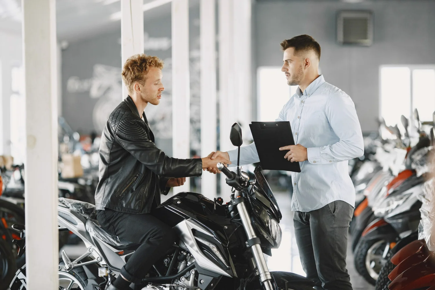 Homem prestes a comprar uma moto usada