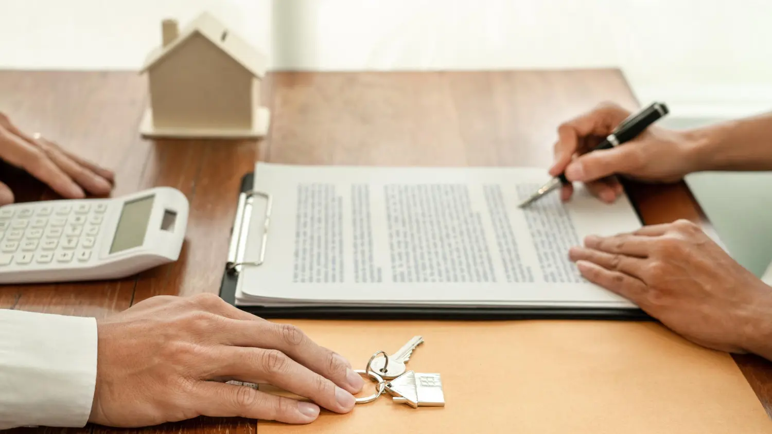 Homem assinando uma escritura de compra e venda de um imóvel 