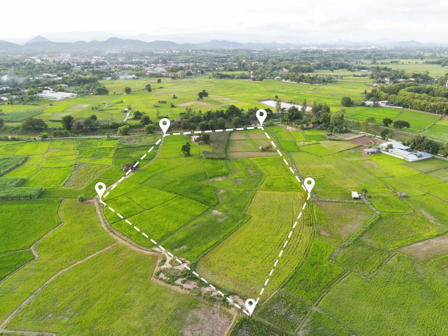 Lote de terreno em vista aérea com ícone de localização para subdivisão para representar como comprar terreno