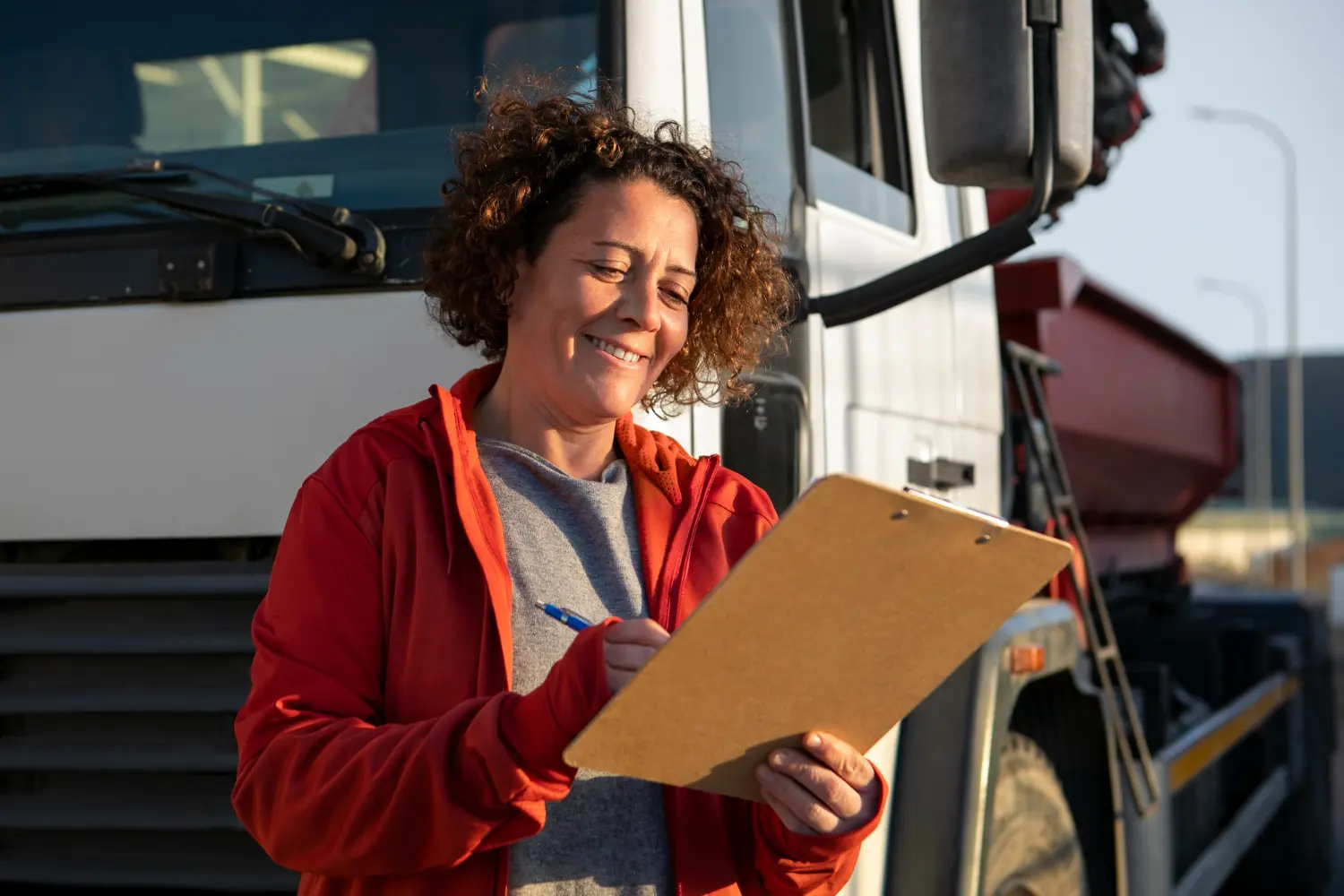 Mulher analisando as especificidades de um caminhão de um leilão de caminhões recuperados de financiamento