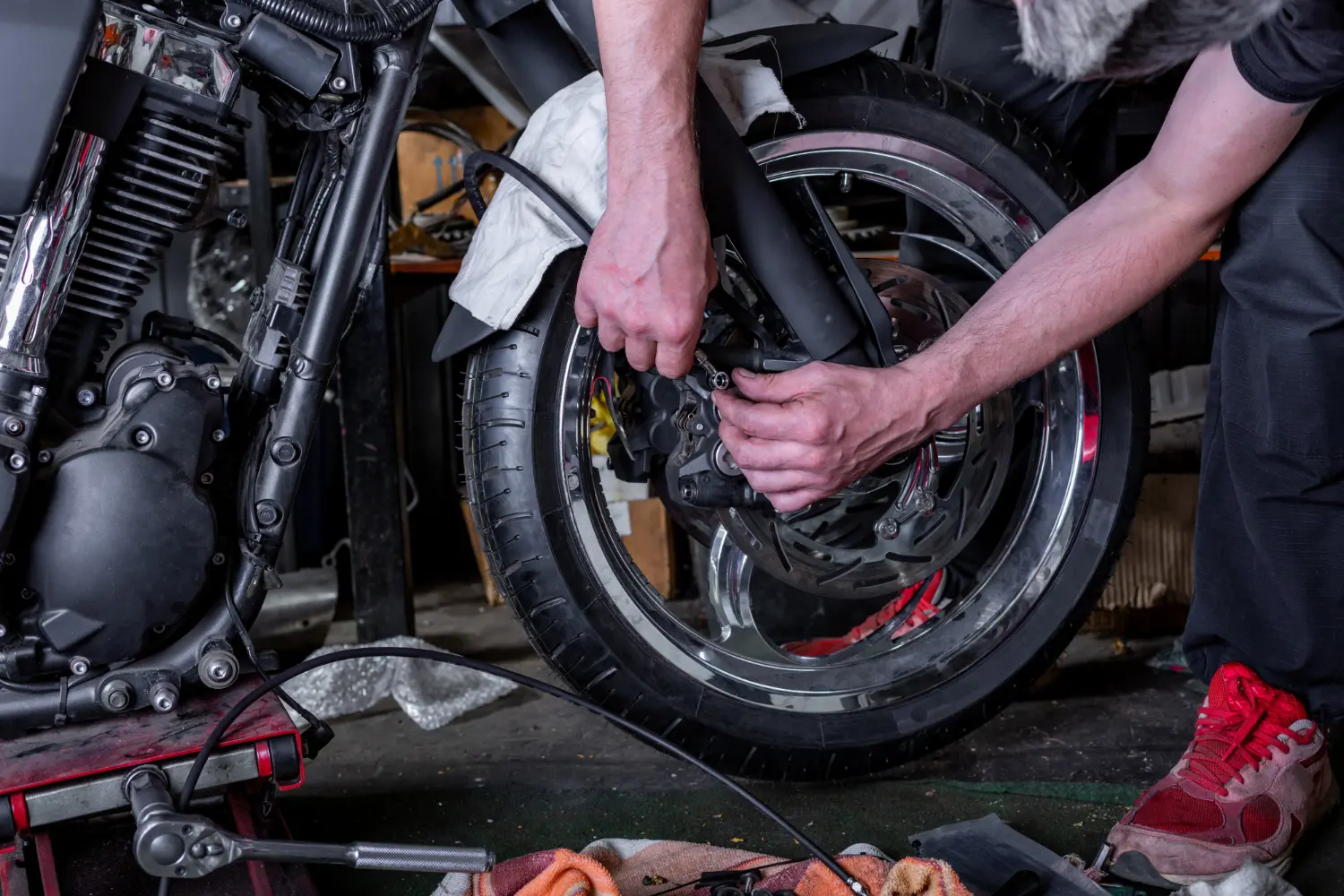 Reparação de pneus de motocicleta para representar o leilão de sucata de motos