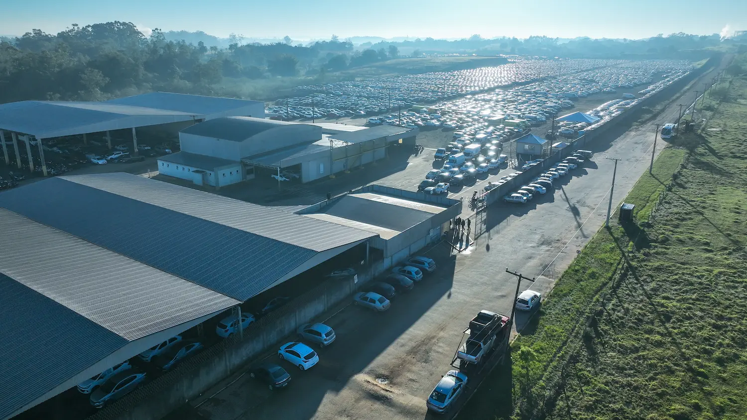 Centro logístico da Pestana Leilões, localizado em Nova Santa Rita, contendo bens que irão para leilão de sucatas