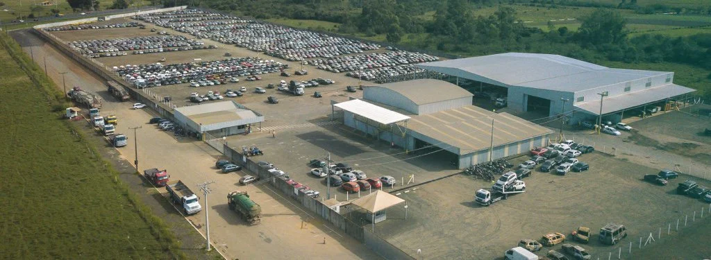 Vista aérea do centro logístico da Pestana Leilões em Nova Santa Rita para representar como vender carro em leilão