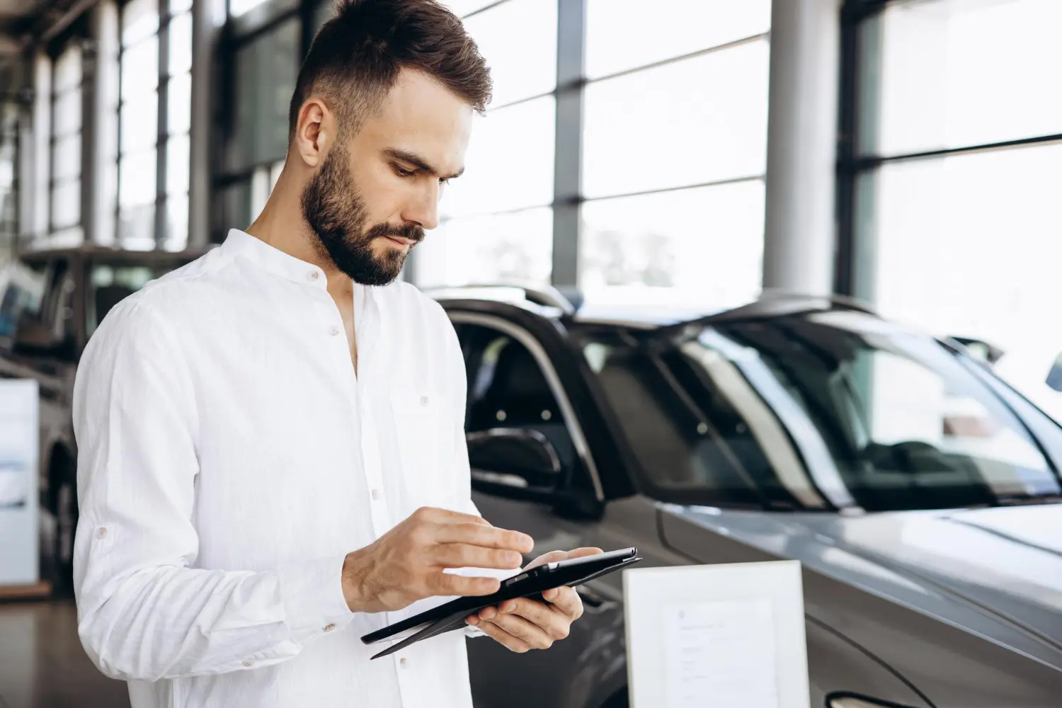 Homem verificando como saber se um carro tem sinistro