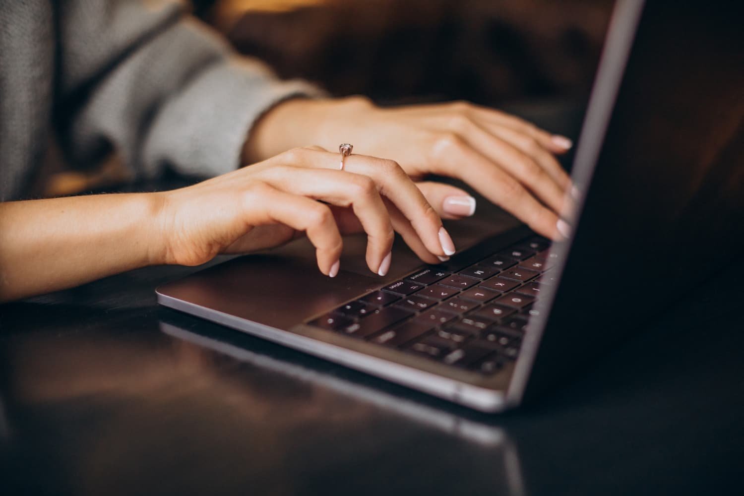 Pessoa digitando proposta de venda direta leilão em notebook