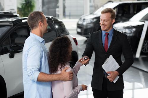 Homem que descobrir como comprar um carro em leilão