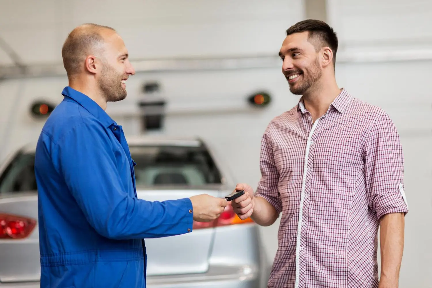 Homem fechando a compra de carro recuperado de financiamento