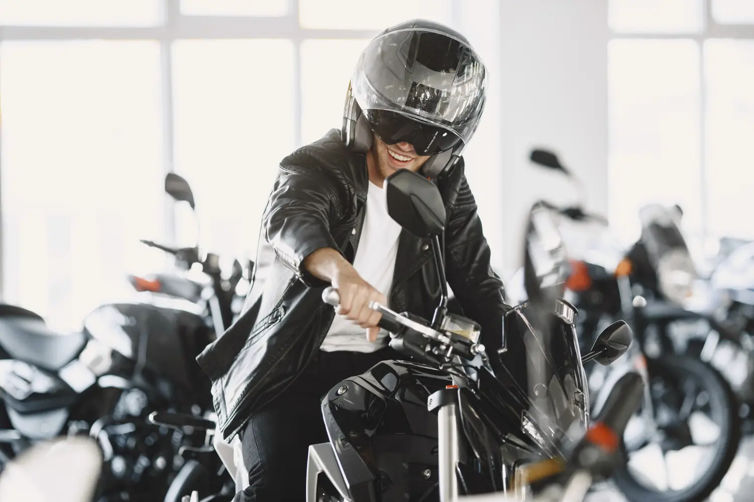 Homem feliz após comprar moto de leilão