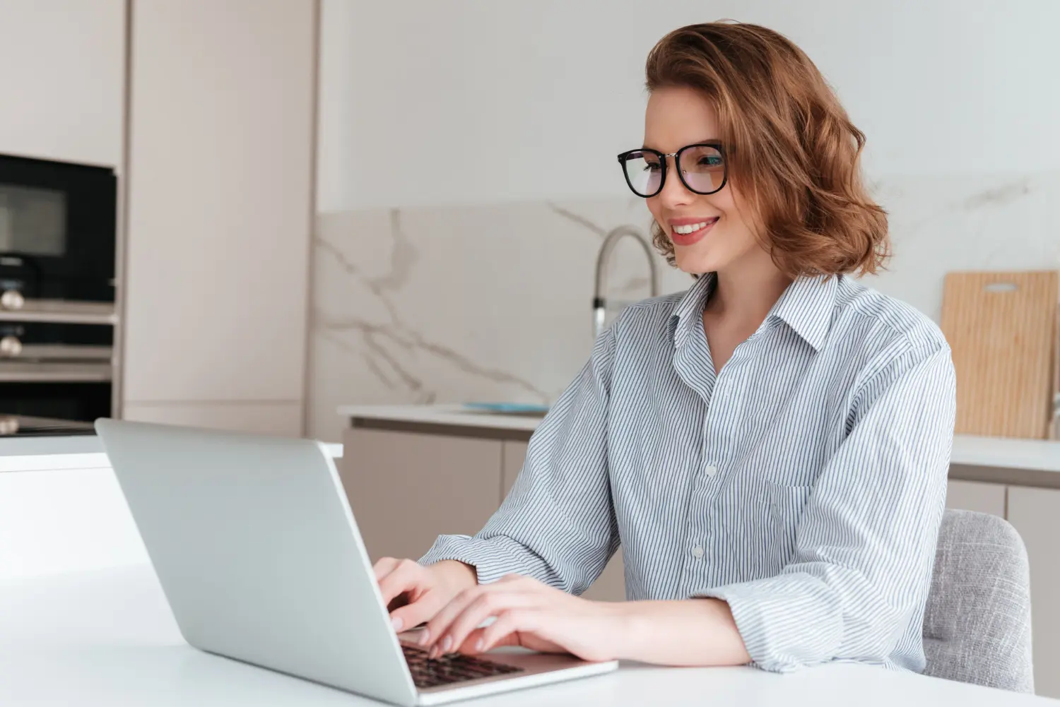 Mulher em frente ao notebook consultando a placa de um veículo de outro estado